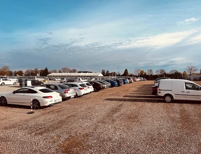 R8 Parking - zdjęcie 1