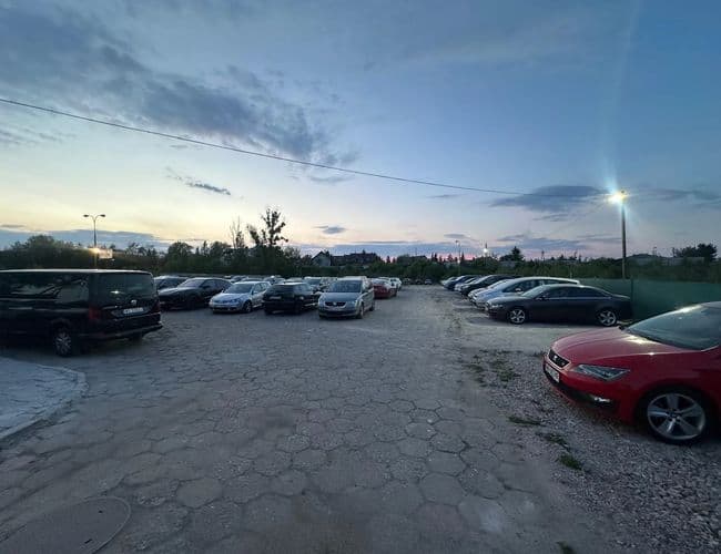 Green Car Park Lotnisko Modlin Warszawa - zdjęcie 1