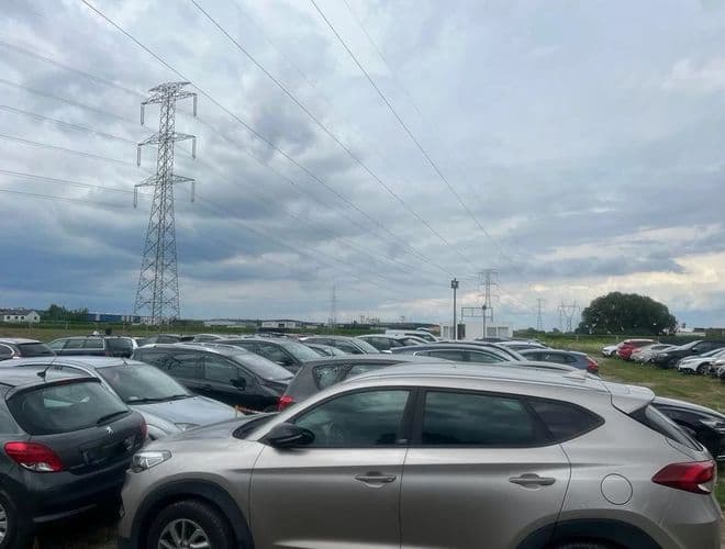 Parking lotniskowy Dąbrowa