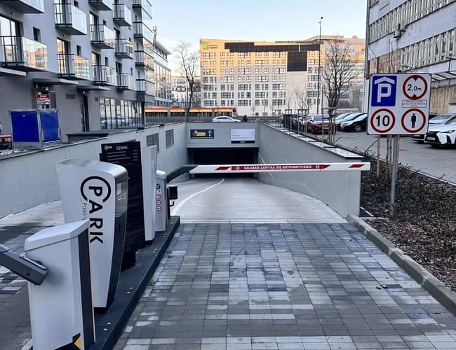 Supreme Parking Garage - zdjęcie 1