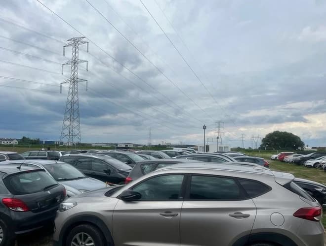 Parking lotniskowy Dąbrowa