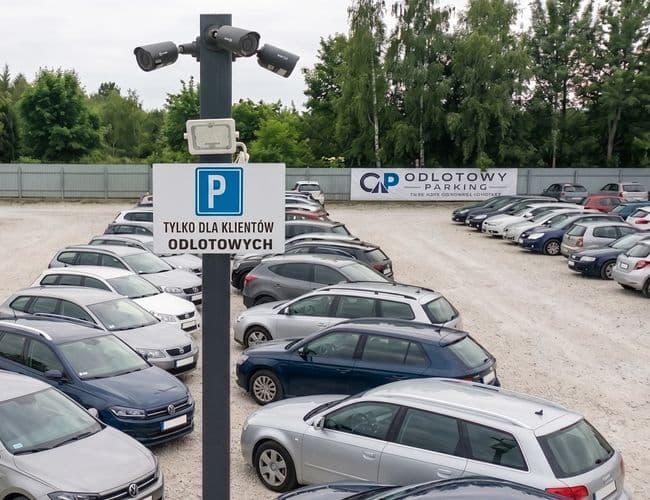 Odlotowy Parking Mado Lotnisko Reymonta Łódź-Lublinek - zdjęcie 2