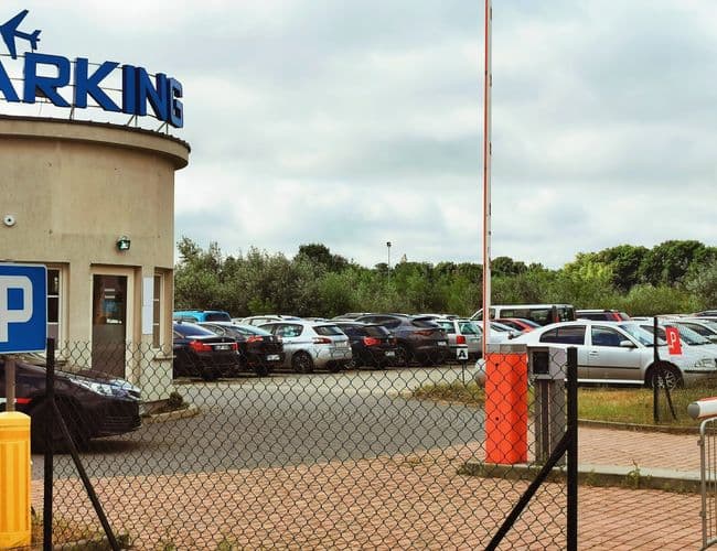 Parking Tani i Bezpieczny PREMIUM Lotnisko Modlin Warszawa - zdjęcie 1