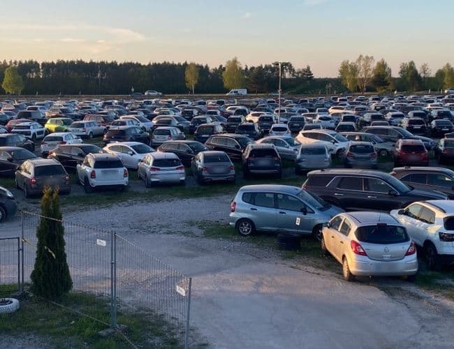 Parking pod wiatrakiem Lotnisko Modlin Warszawa - zdjęcie 1