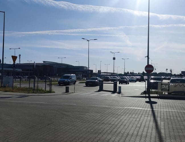 Oficjalny parking P4 Lotnisko Poznań-Ławica - zdjęcie 1