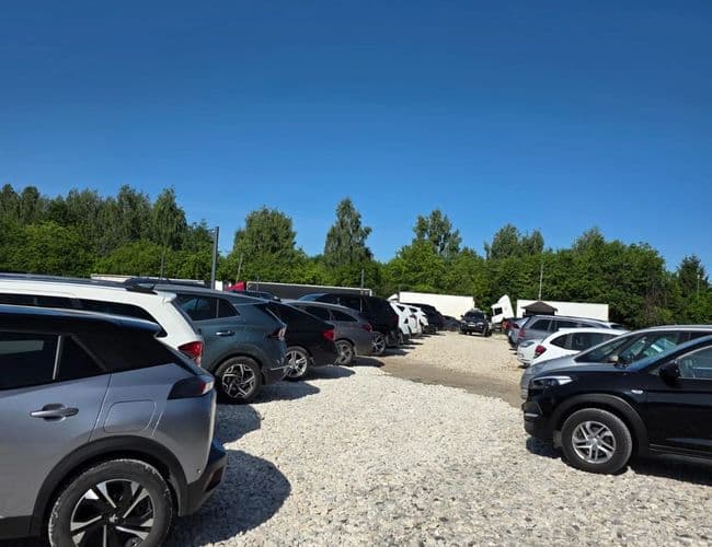 Odlotowy Parking Mado Lotnisko Reymonta Łódź-Lublinek - zdjęcie 3
