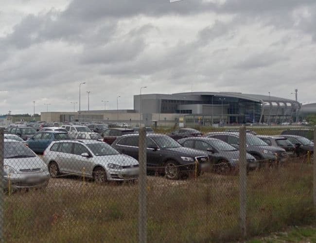 Oficjalny Parking P6 Lotnisko Poznań-Ławica - zdjęcie 1