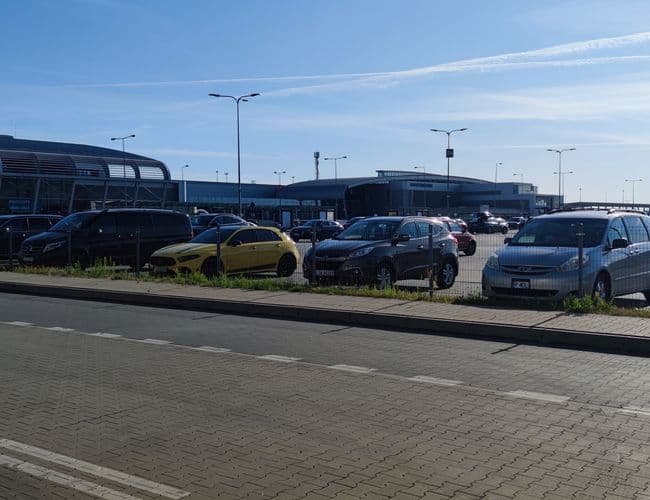 Oficjalny parking P4 Lotnisko Poznań-Ławica - zdjęcie 3