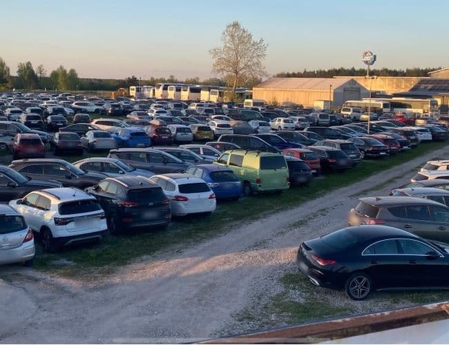 Parking pod wiatrakiem Lotnisko Modlin Warszawa - zdjęcie 2