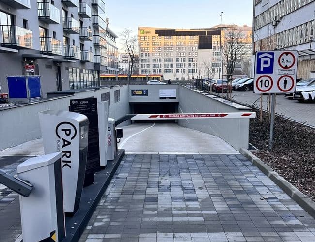 Supreme Parking Garage Lotnisko Okęcie Chopina Warszawa - zdjęcie 1