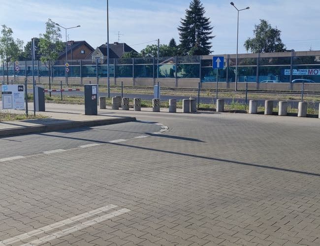 Oficjalny parking P4 Lotnisko Poznań-Ławica - zdjęcie 2