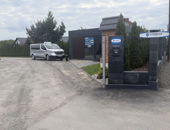 FlyParking Lotnisko Kraków Balice - zdjęcie 1